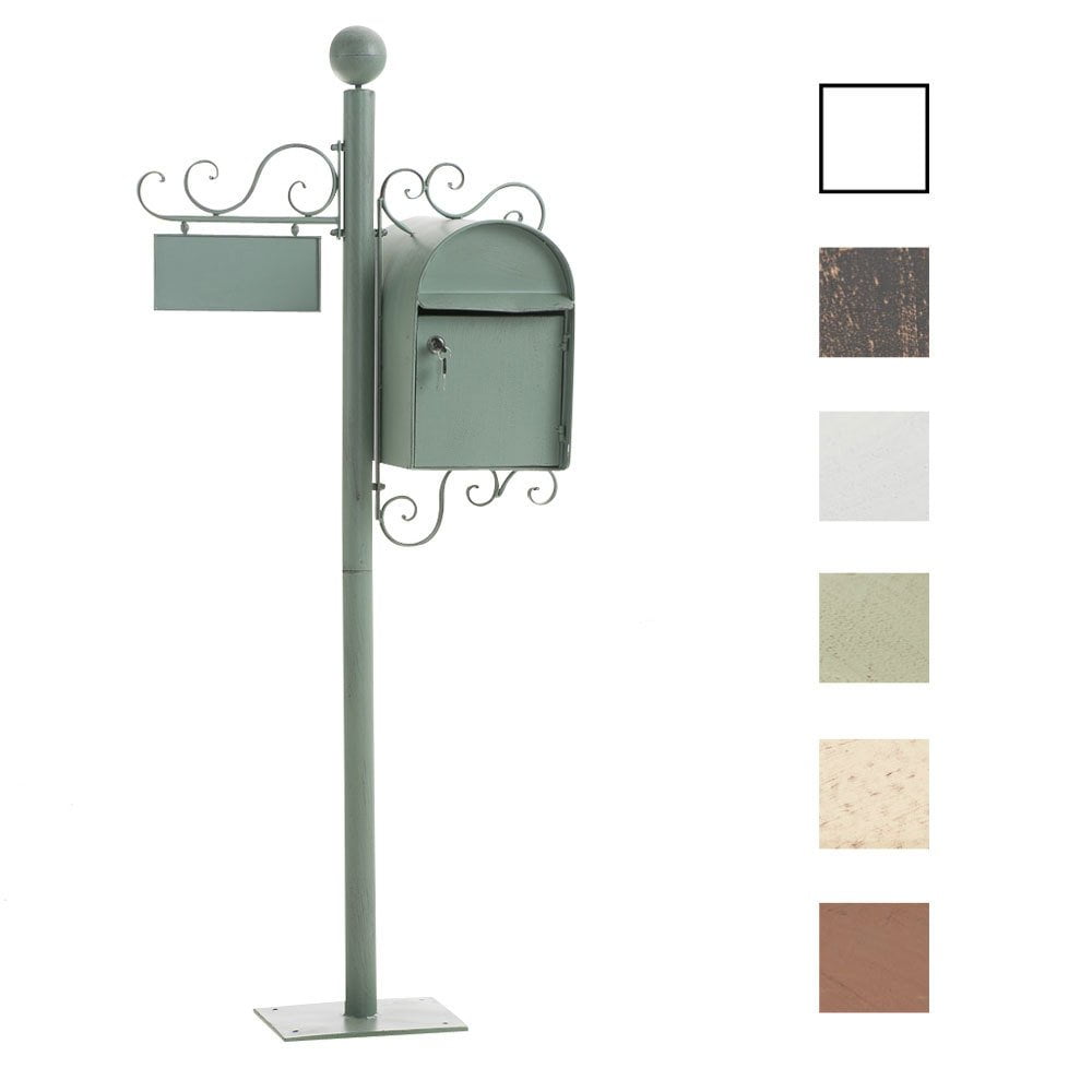Boîte aux lettres sur pied modèle Charlize. Design vintage et nostalgique. 150 cm de hauteur, en métal avec porte-nom et journaux. Couleur au choix