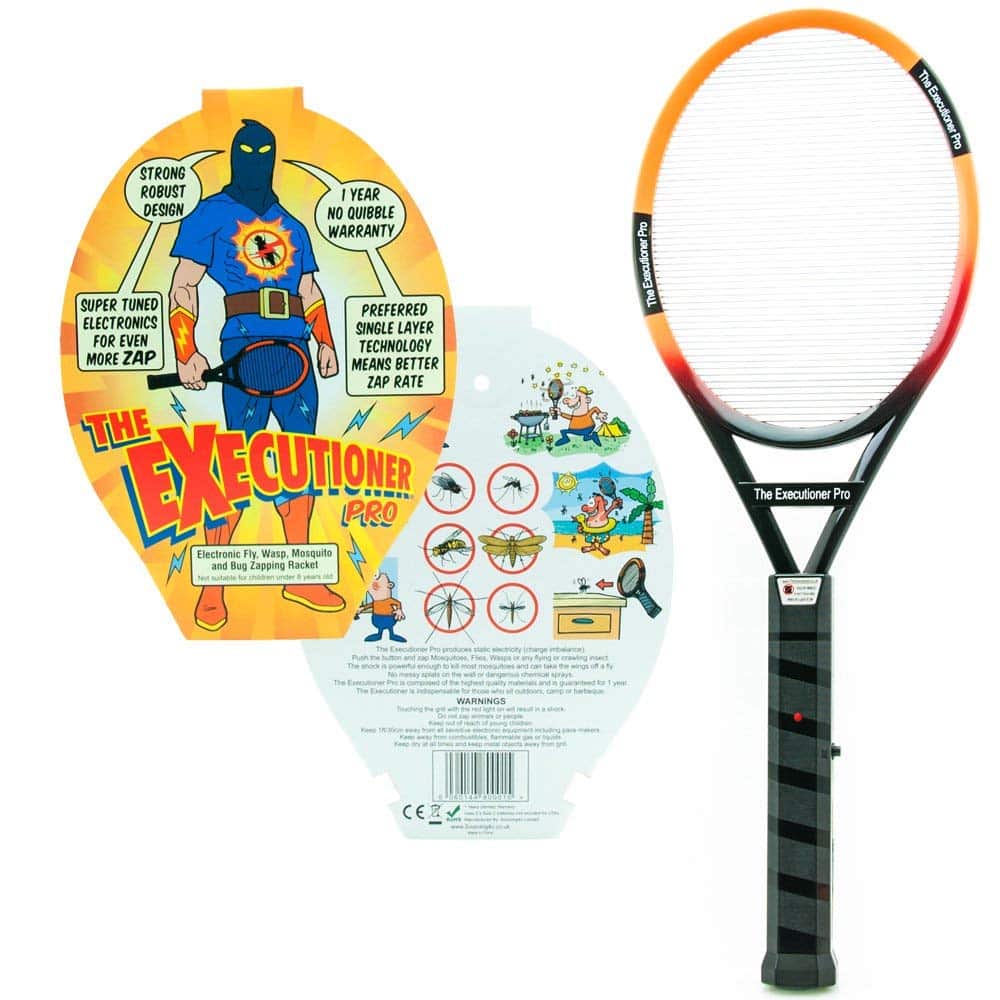 Raquette anti-moustiques. Cette raquette anti-insectes élimine de façon radicale, par simple contact, tous les insectes volants ! Un revers et vous voilà tranquille ! Simple d’utilisation : appuyez sur le bouton du manche de la raquette et visez votre cible.