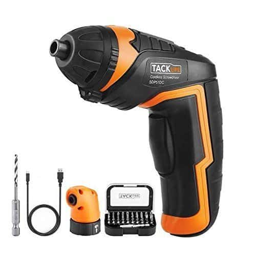 Visseuse dévisseuse sans fil Tacklife SDP51DC. Tournevis électrique livré avec 33 accessoires incluant un adaptateur d’angle et de foret. Batterie Li-ion 3,6 V, 2,0 Ah avec indicateur de batterie. Couple maximal: 4 Nm