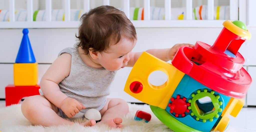 Le bricolage éveille chez l'enfant sa curiosité.