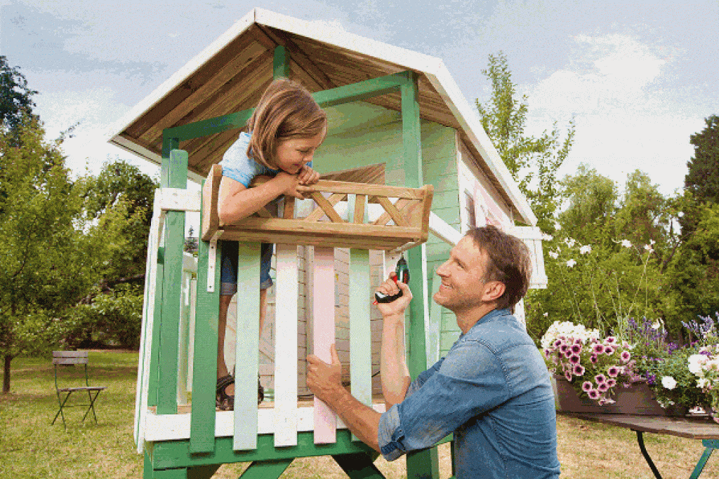 Initiation des enfants au bricolage.