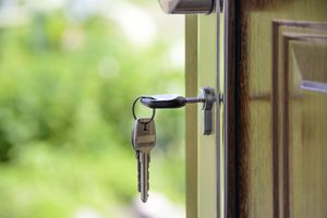Porte claquée et porte verrouillée : Quelles différences ?