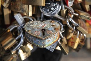 Guide pratique : comment éviter les arnaques de serruriers