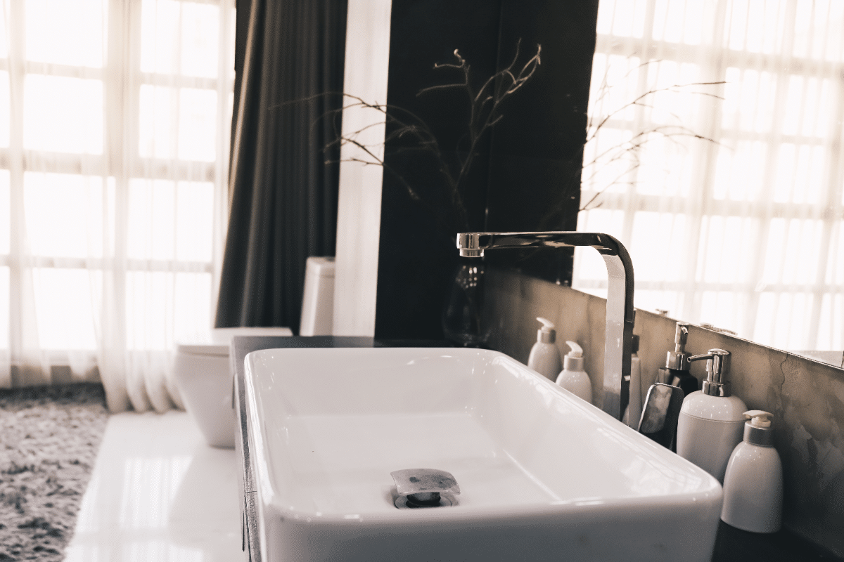 le-lavabo-de-salle-de-bain-une-relation-intime-a-la-toilette