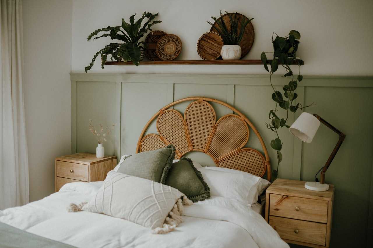 chambre avec lit 2 places et des rangements