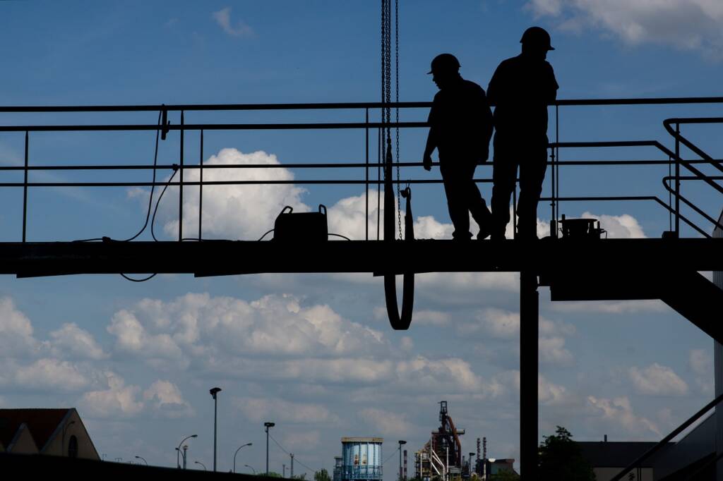 des ouvriers sur un pont