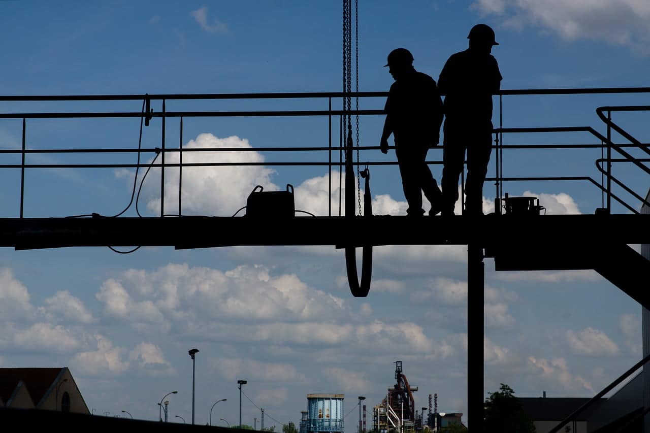 des ouvriers sur un pont