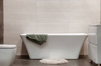 salle de bain avec baignoire et carrelage coloré