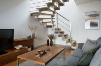 un salon avec un escalier