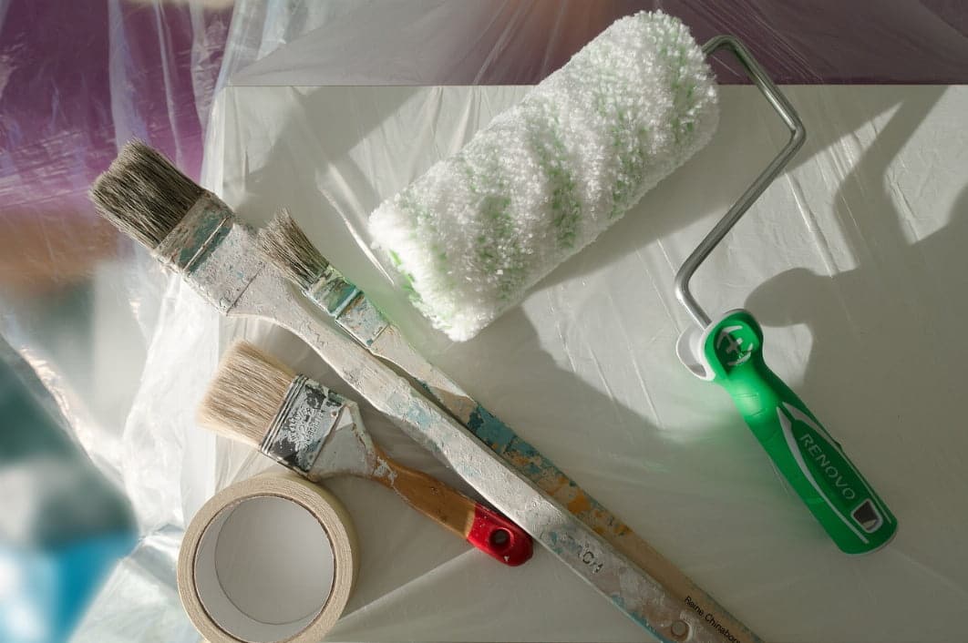 matériel de peinture sur une table