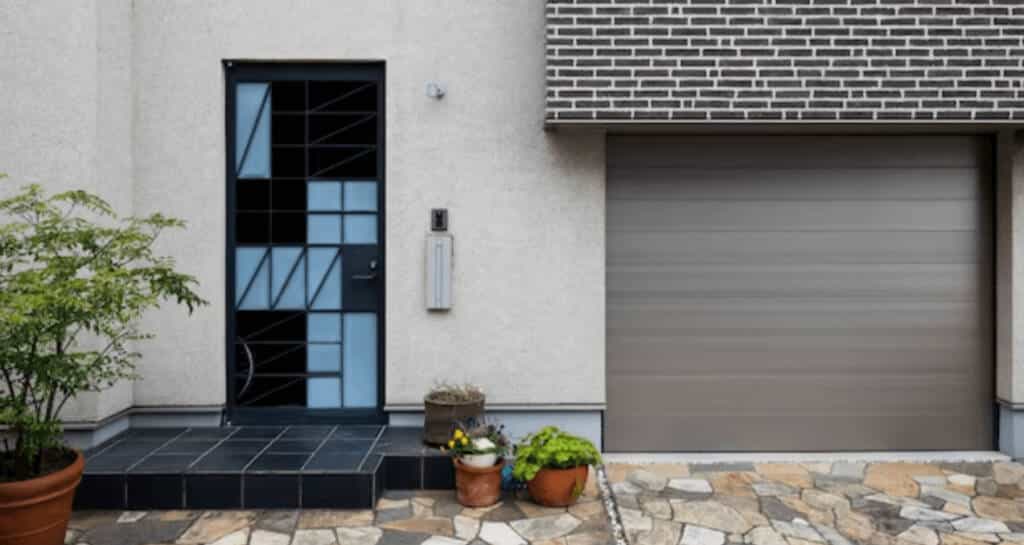 10 conseils pour choisir la porte de garage sectionnelle adaptée à vos besoins