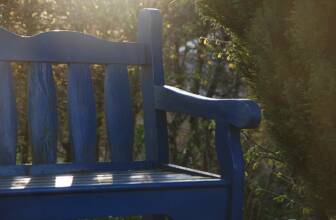 Comment protéger un salon de jardin en bois avec de l’huile de teck ?