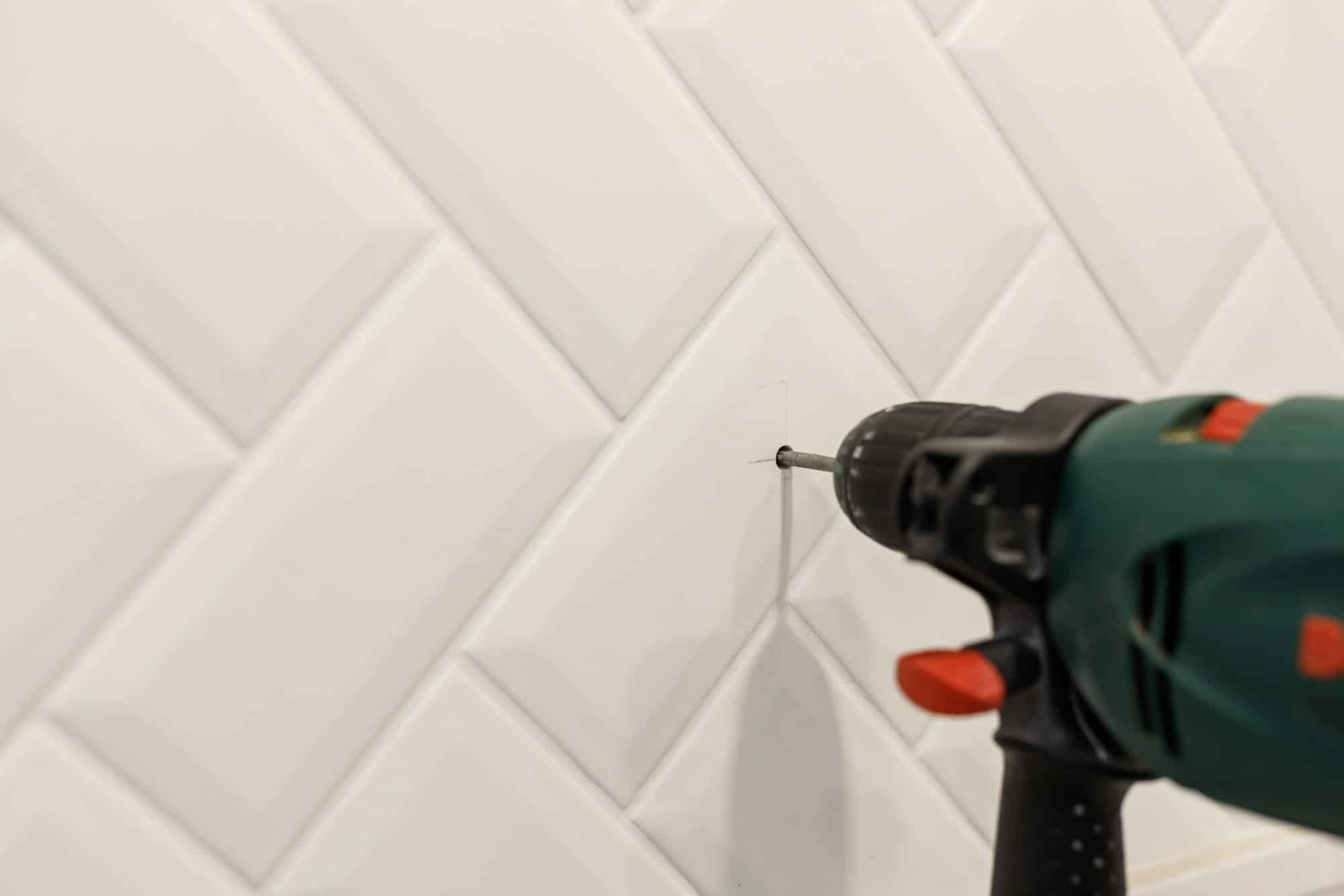 Comment percer le carrelage : astuces et outils indispensables