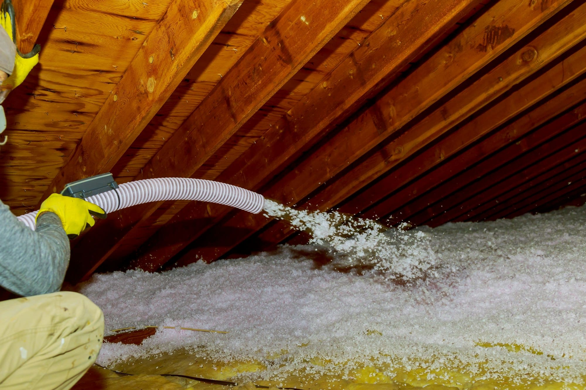 Tout savoir sur l’isolation soufflée : coûts et matériaux