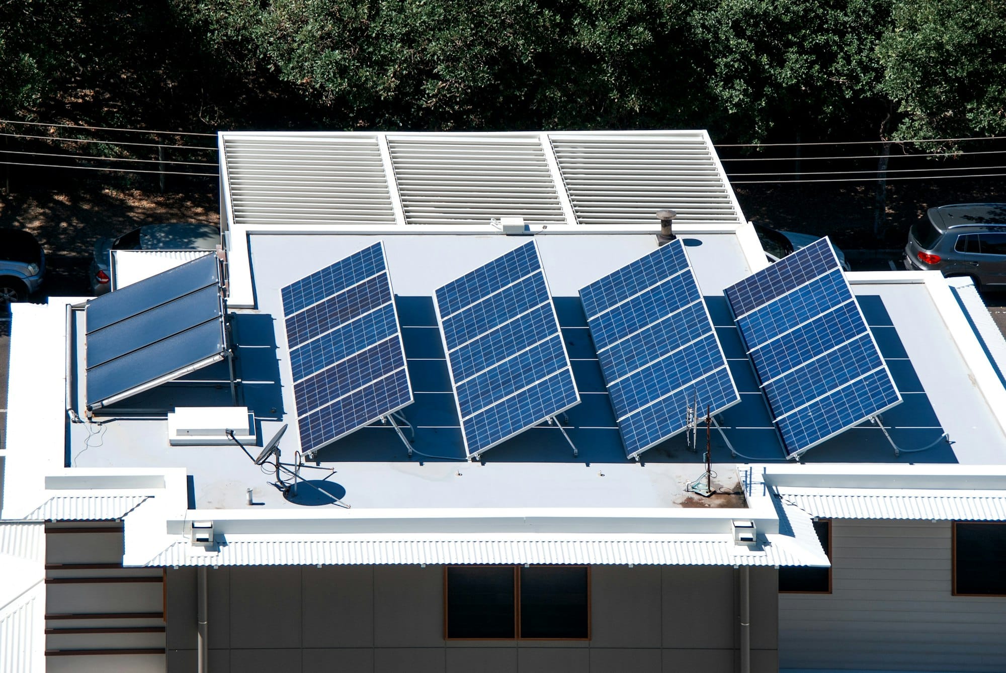 Panneaux solaires sur le toit d'une maison