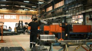 Tôles et barres d'acier rangées dans un atelier