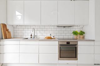 Poser une crédence adhésive sur l'ancien carrelage de la cuisine