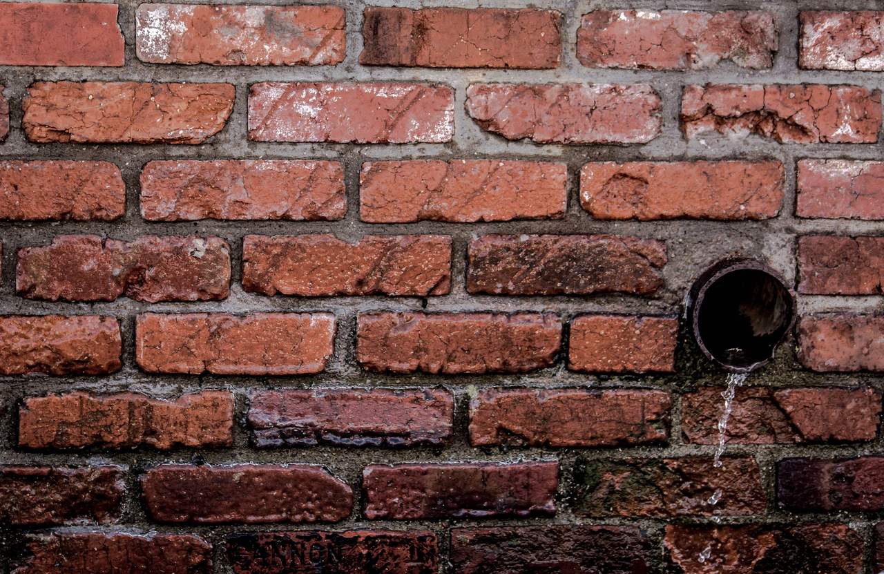 Tache d'humidité au pied d'un mur : trouver la cause avant de repeindre