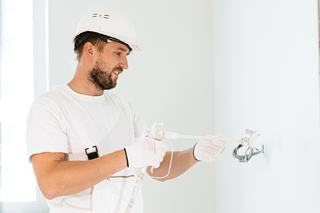 Joint silicone de douche noirci : le remplacer proprement, étape par étape