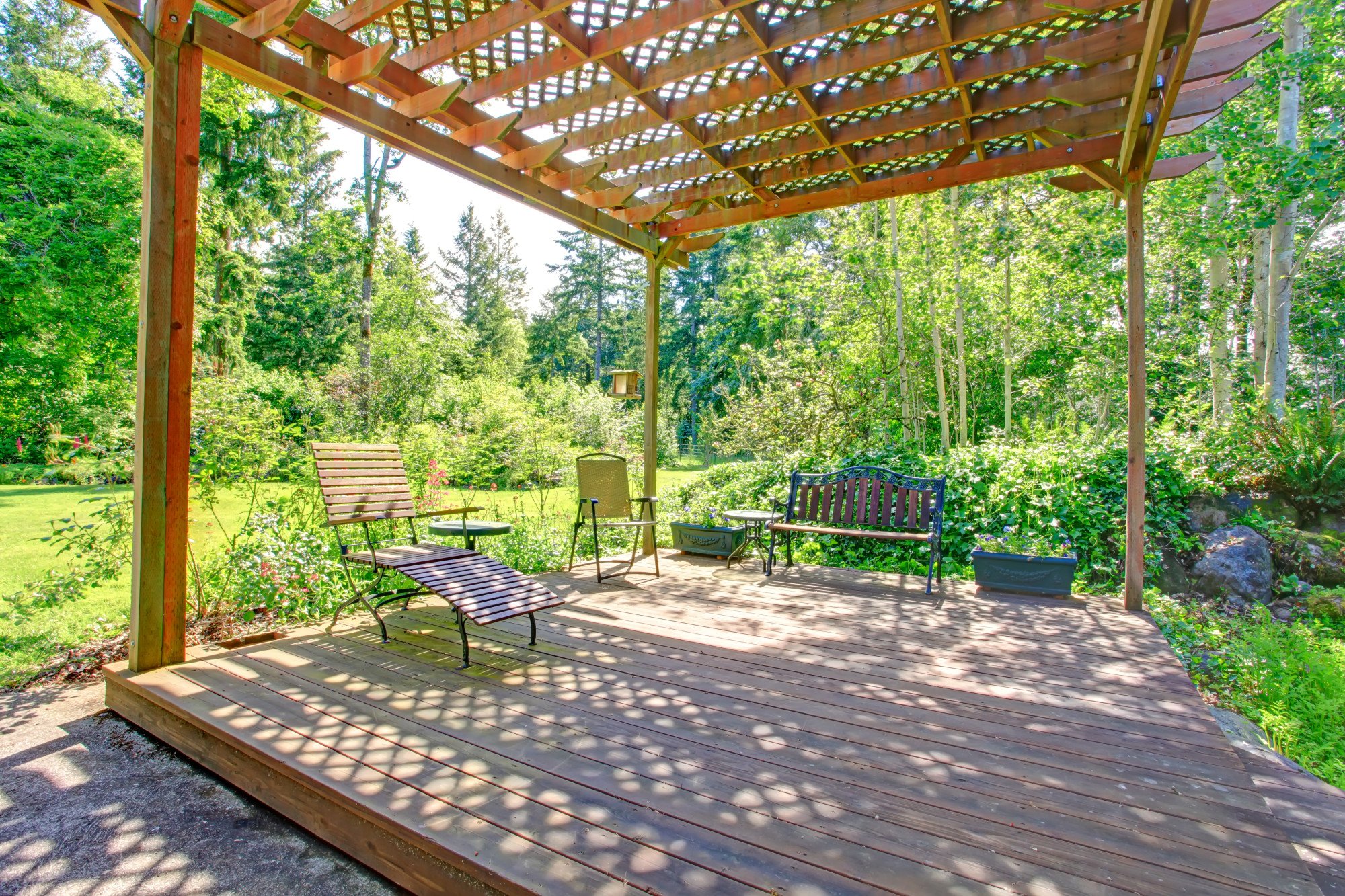 Aluminium, bois ou acier : quel matériau choisir pour une pergola autoportante ?