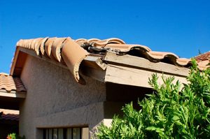 Tuile poreuse : comment détecter et réparer efficacement une toiture abîmée