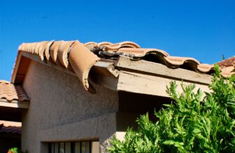 Tuile poreuse : comment détecter et réparer efficacement une toiture abîmée