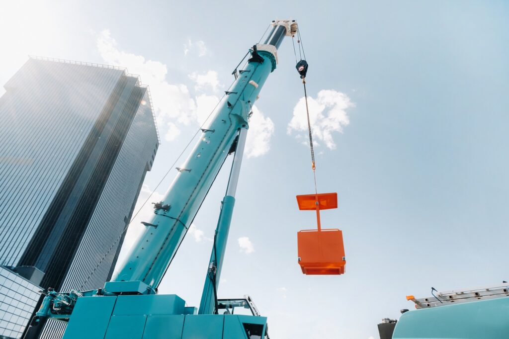 Focus sur les différents types de grues et leur rôle sur site