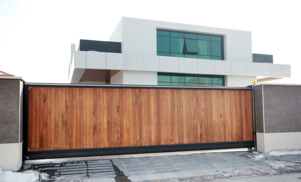 Portail bois ou aluminium sur mesure, comment choisir le bon modèle pour votre maison