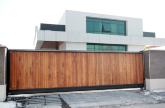 Portail bois ou aluminium sur mesure, comment choisir le bon modèle pour votre maison