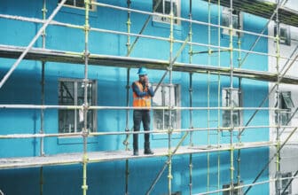 Échelle, escabeau ou échafaudage : quel équipement pour vos travaux de peinture ?