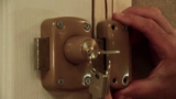 Comment poser un verrou sur une porte extérieure ?