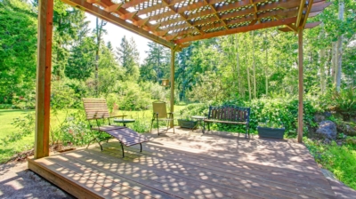Aluminium, bois ou acier : quel matériau choisir pour une pergola autoportante ?