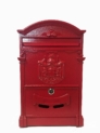 Boîte aux lettres de style anglais avec bouclier rouge. Cette boîte aux lettres aux belles décorations typiquement britanniques rappelle la famille royale britannique