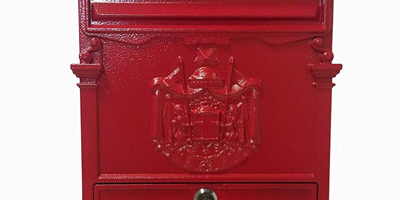 Boîte aux lettres de style anglais avec bouclier rouge. Cette boîte aux lettres aux belles décorations typiquement britanniques rappelle la famille royale britannique