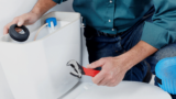 Bricolage maison : changer une chasse d’eau en un clin d’œil