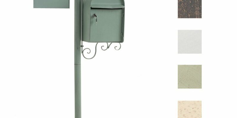 Boîte aux lettres sur pied modèle Charlize. Design vintage et nostalgique. 150 cm de hauteur, en métal avec porte-nom et journaux. Couleur au choix