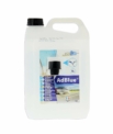 Bidon AdBlue 5 litres avec bec verseur. Pour les véhicules diesel équipés de la technologie SCR (réduction catalytique sélective). Il Permet d’abaisser les émissions de NOx des véhicules diesel. Composé à 67,5 % d’eau déminéralisée et de 32,5 % d’urée de haute pureté. Liquide biodégradable, non explosif, ni toxique ni inflammable
