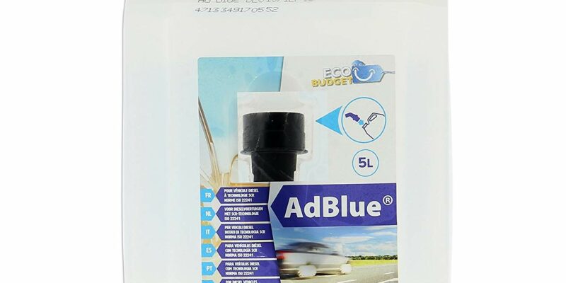 Bidon AdBlue 5 litres avec bec verseur. Pour les véhicules diesel équipés de la technologie SCR (réduction catalytique sélective). Il Permet d’abaisser les émissions de NOx des véhicules diesel. Composé à 67,5 % d’eau déminéralisée et de 32,5 % d’urée de haute pureté. Liquide biodégradable, non explosif, ni toxique ni inflammable