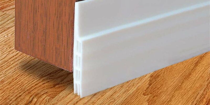Bas de porte isolant adhésif pour calfeutrer un bas de porte.100 x 5cm, en silicone souple, il permet également une isolation phonique et thermique. Anti-poussière, stop air efficace, anti-souris, fourmis et cafards