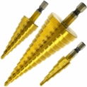 Hiveseen Set de 3 Foret Fraise Meche Etage, HSS Inox Metal, 4-12/20/32mm, Triangle Conique Titane, avec Tige Hexagone, Pour Visseuse Percage sur Acier, Laiton, Bois, Plastique