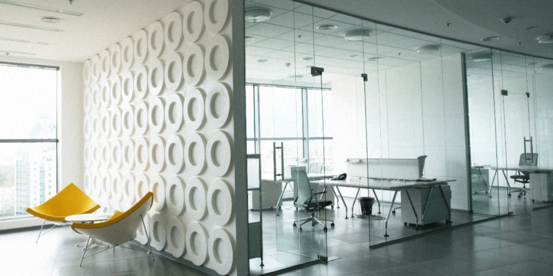 Optimiser l’espace de travail avec des solutions de mobilier modulable 