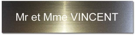 Plaque boite aux lettres adhésive PVC | Plaque gravée à personnaliser 10 x 2,5 cm 1 à 3 lignes sans supplément (Bris Métallisé/Texte Blanc)