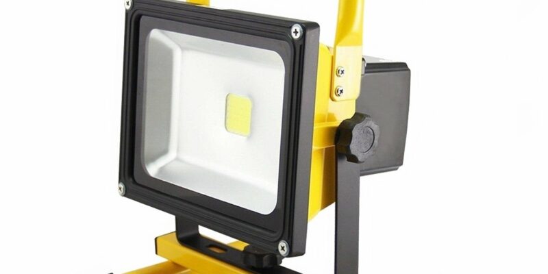 Projecteur extérieur type phare à LED SAILUN 50W rechargeable sur batterie (chargeur de voiture inclus), IP65. Coloris Jaune