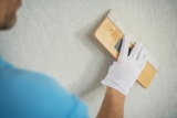 Comment réussir l’installation de votre papier peint : astuces et conseils